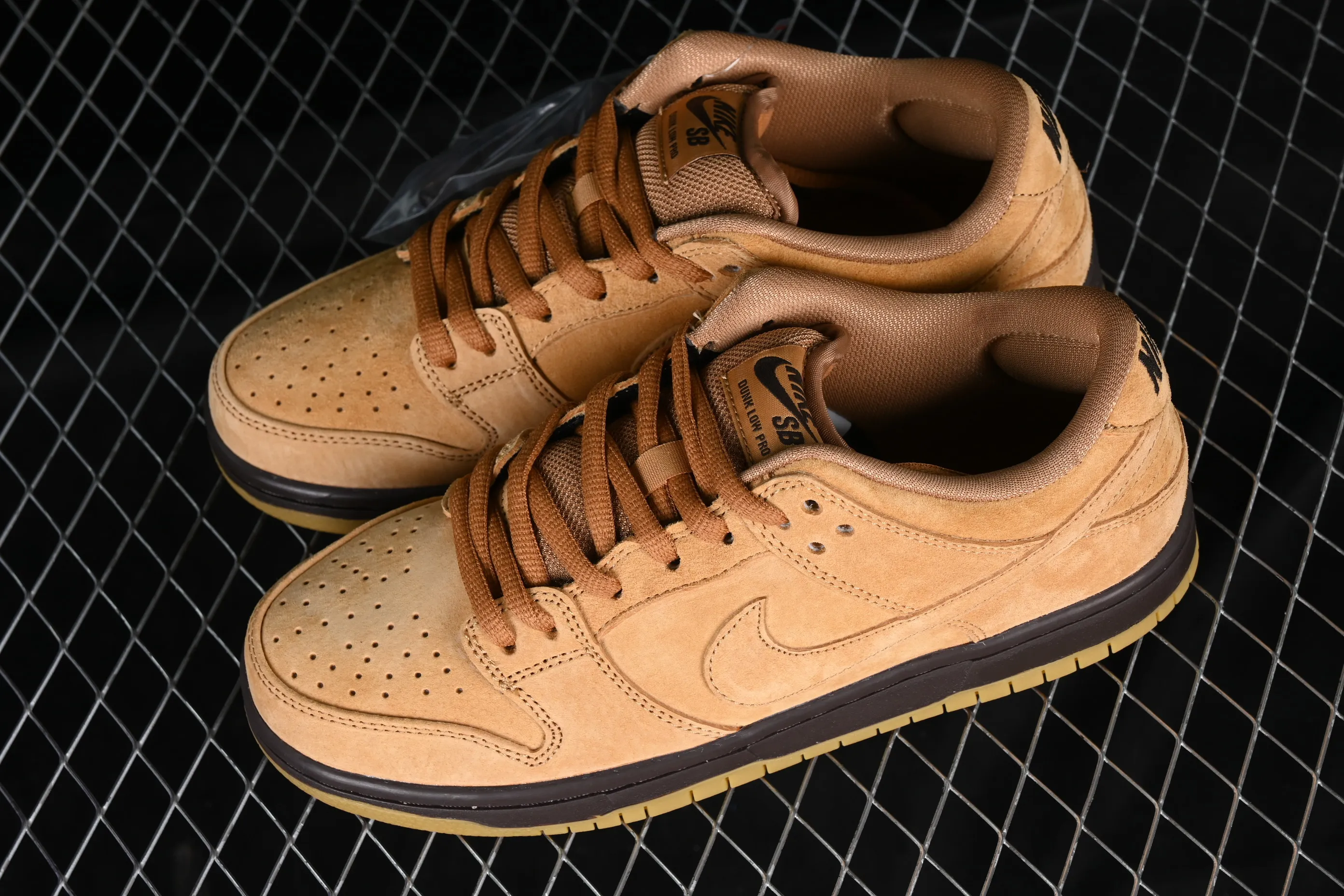 All Categories Nk SB Dunk Series Nk SB Dunk Low Low-top sneakers Nk SB Dunk Low Pro Wheat color Falling yellow low-top sports skateboard shoes BQ6817-204